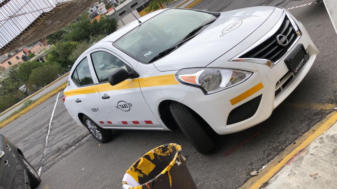 Taxi blanco – vista lateral 1, rotulado por Imagen Digital